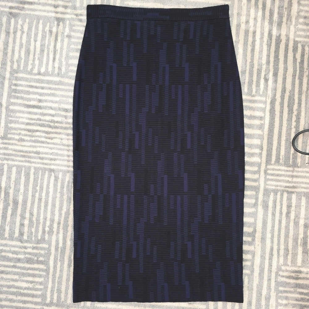 St. John Navy Textured Knit Midi Pencil Skirt Size Small - Picture 11 of 11